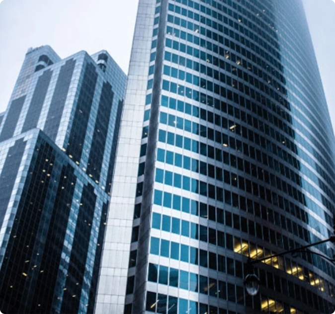 Grattacieli in vetro e acciaio in un centro città moderno.