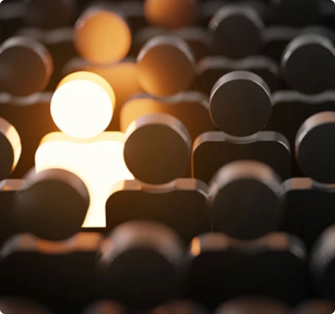 Figura luminosa che si distingue tra sagome scure stilizzate.