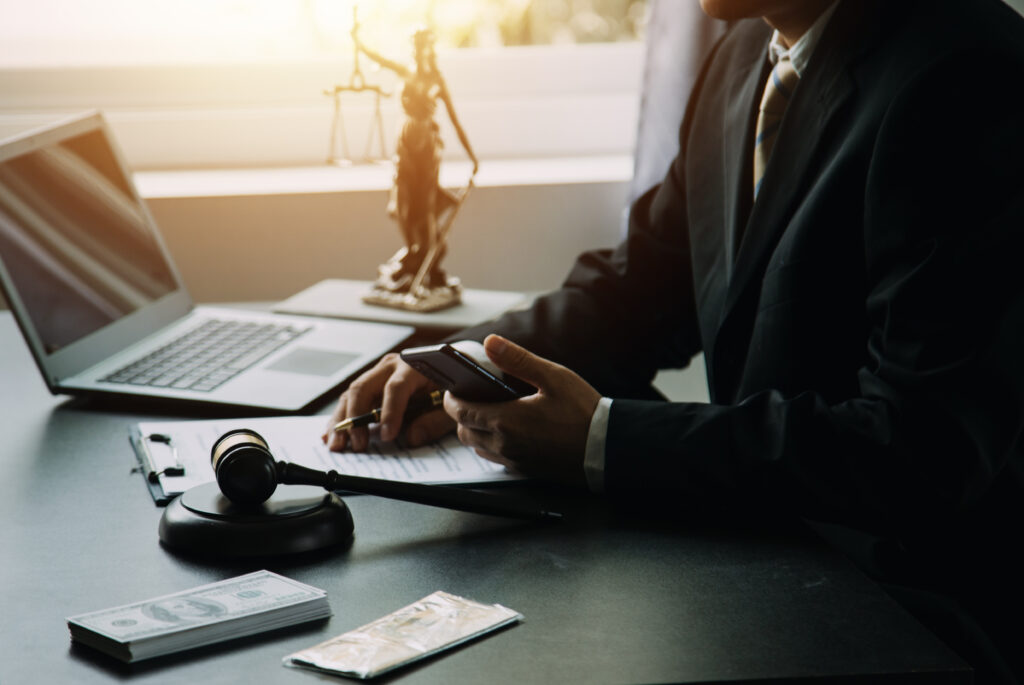 Uomo che lavora in ufficio alla scrivania